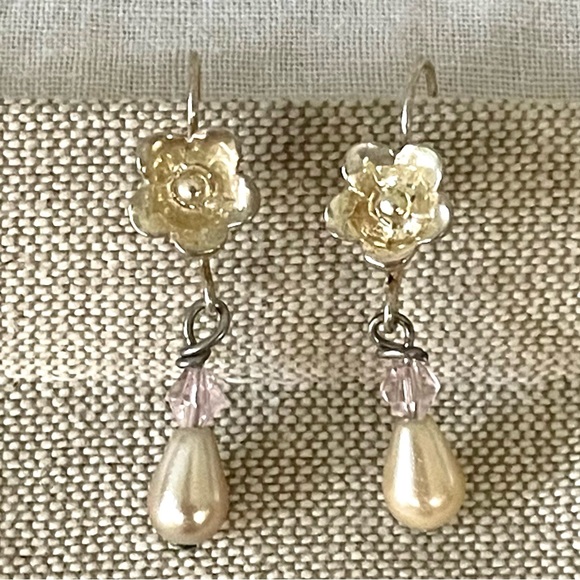 Dainty pearl drop earrings - Picture 3 of 3